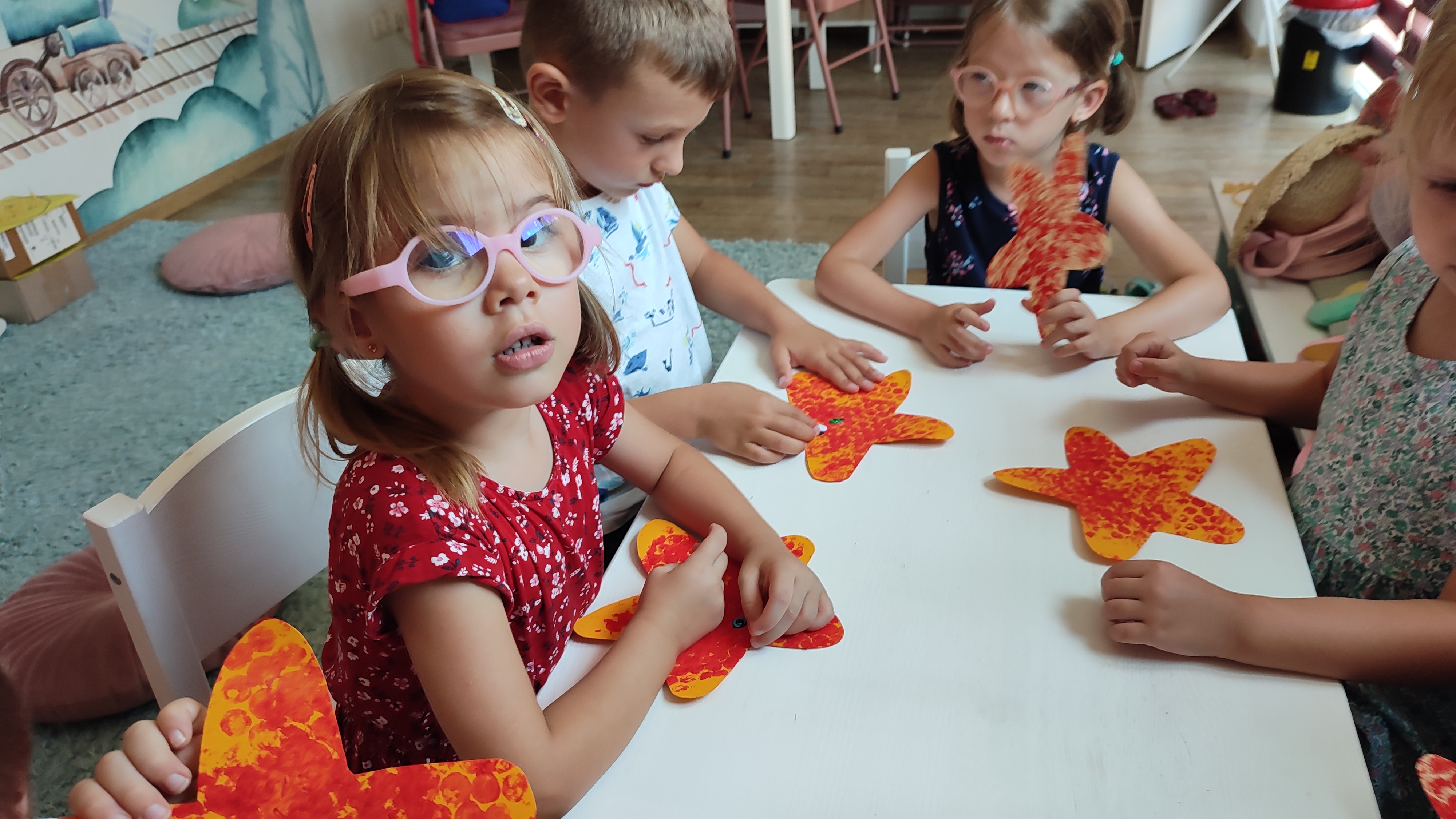 Copii participând la o activitate creativă ReadingOwl